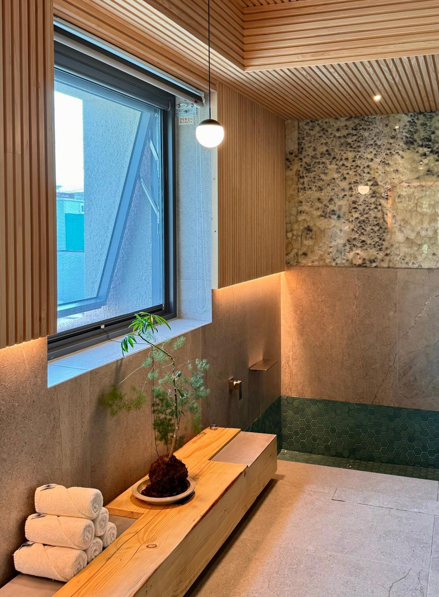 Pbr7 Hotel Unusual Stay Кёнджу Экстерьер фото