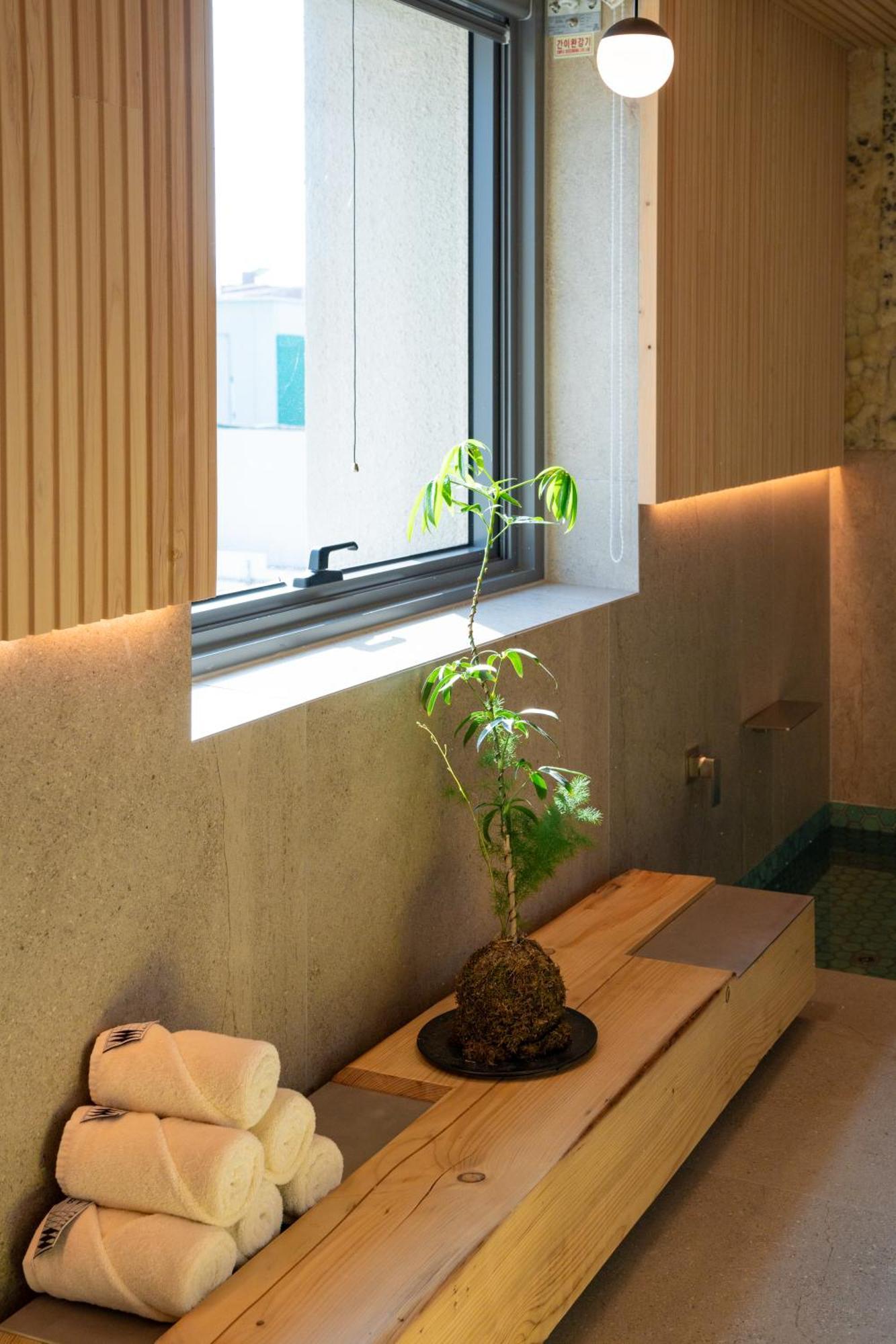 Pbr7 Hotel Unusual Stay Кёнджу Экстерьер фото